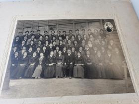 大正十一年三月（1922年3月）户板裁缝女学校卒业纪念年轻和服女子四十多人与老师合影拍摄大幅照片1张，带原卡纸背板，卡纸尺寸42x35厘米，东京市芝御成门外酒井觉醉拍摄，背后有钢笔书写每人名字。品相绝佳，保存如新