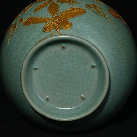 宋汝窑沥粉描金寿桃蝴蝶纹胆瓶，高28.8×16厘米