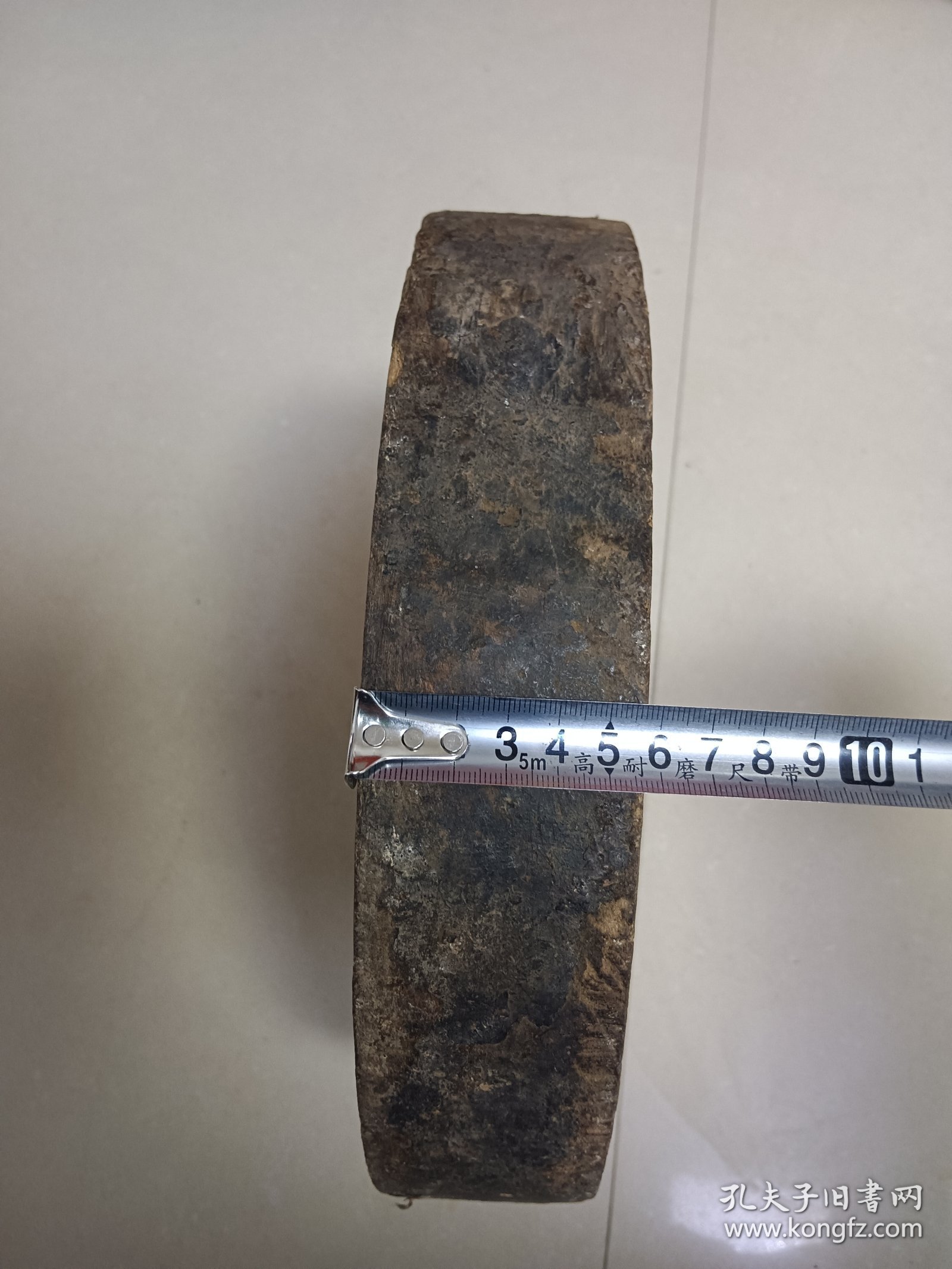 老圆形木头 可当茶座 摆件座 直径30厚度5.7 重1.5公斤左右 背面有榫卯固定 中心有孔