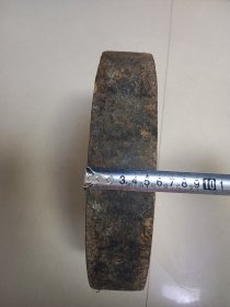 老圆形木头 可当茶座 摆件座 直径30厚度5.7 重1.5公斤左右 背面有榫卯固定 中心有孔