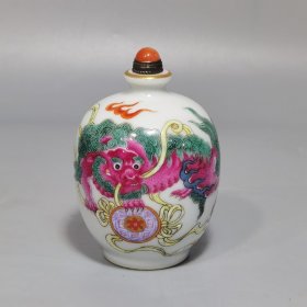 清乾隆款 粉彩狮子滚绣球鼻烟壶
