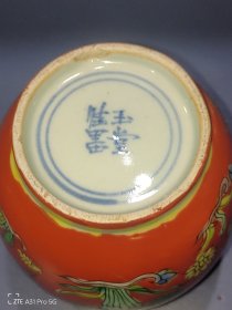 清早期五彩鱼藻纹首饰罐一个，无盖，高9厘米，宽8.8厘米，口径4厘米，足径5厘米。