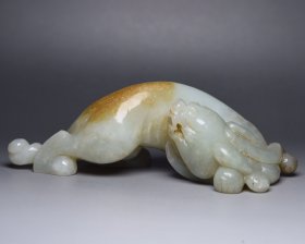 和田玉兽 规格: 14×6.8×3.7厘米 重 322克。 玉质温润细腻，沁色自然，刀功老道，皮壳包浆一流，雕刻生动，线条流畅，品相完美！