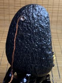 ❤新疆黑珍珠原石摆件(36015)
规格：120/70/20mm
重量：483g
新疆阿勒泰地区“黑珍珠”，碳质球粒 原石【人称黑炭陨石、黑珍珠、黑宝等】。表皮颗粒内部肉质非常细腻，通体黝黑明亮，天然纹路，密度大，带磁性，是非常棒的天然原石把玩 、摆件、雕刻料，成品雕刻非常漂亮。