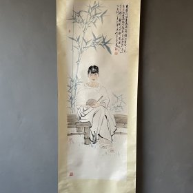 【宝贝名称】手工画 何家英 立轴 美女 【宝贝尺寸】230x65厘米 【宝贝画芯】140x50厘米