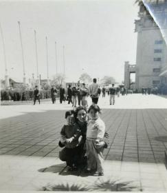 1963年母子三人在广场合影留念老照片