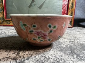 晚清，粉地四季花卉小碗一只，磕