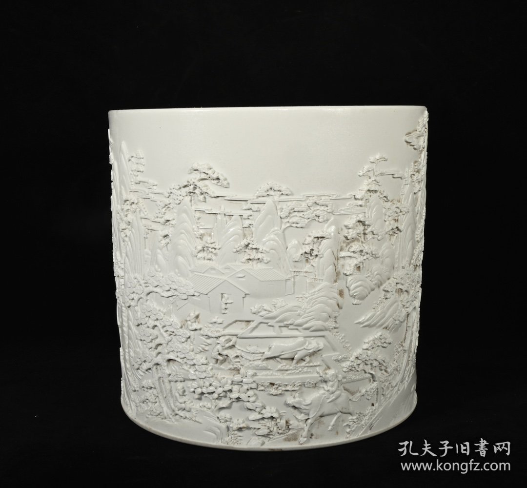 旧藏 清乾隆象牙白釉雕刻山水人物纹笔筒，高24.5×26厘米