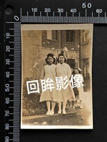 民国上海仁济医院两名护士合影