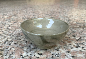 明代.万历青花杯，釉如玉，尺寸7.8/4.1，品相补充杯内一处窑孔，如图。