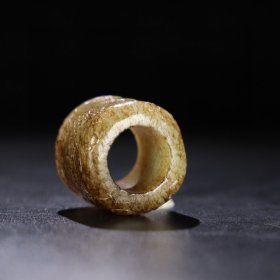 旧藏 和田玉扳指，玉质细腻油润，包浆老道，，尺寸长 3.9厘米，宽 3厘米，内径 2.3厘米，重 65克！