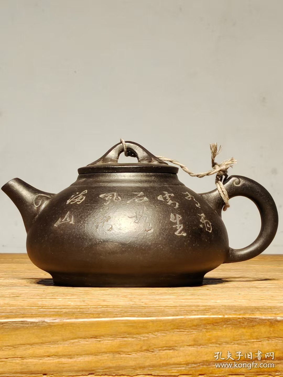 精致紫砂壶 包浆浓厚 砂质一流 器型精美 品相完好 收藏使用均可。