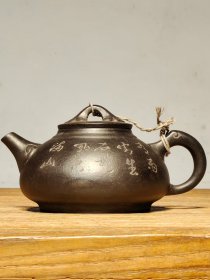 精致紫砂壶 包浆浓厚 砂质一流 器型精美 品相完好 收藏使用均可。