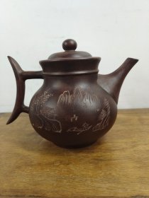 下乡收来的，《汪寅仙》底款，刻绘老紫砂壶一把，包浆自然，保存完整，收藏的佳品。