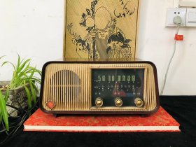 收来一台稀有五十年代上海电子管收音机！ 国营上海广播器材厂制：上海牌5灯交流收音机！稀有机型！颜值极高！品相不错！收藏价值极高！室内通电测试有信号！可以使用！老古董收音机收藏精品！