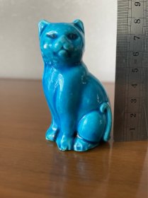 567景德镇蓝釉猫摆件（有瑕疵）七八十年代仿生瓷猫 文房摆件 动物瓷
品相见图，靠后位置破粘，脸颊有处小崩釉。