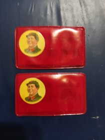 毛泽东思想宣传员，胸标两个，长7.5公分，宽4.5公分