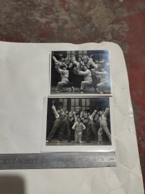 七七年春节文艺演出照2张