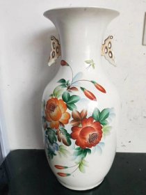 手绘单只花瓶，其胎质细腻，布局合理严谨，整体施釉均匀饱满，釉层坚硬光润，手感圆滑，纯手工胎，造型端庄，成色如图