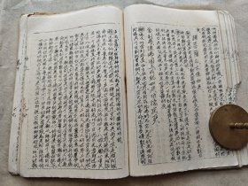 1986年杭州半山印刷厂，供苏州灵岩山寺经文一册，内容为《阿弥陀经白话解释》，书边有损见图一厚册。XF727