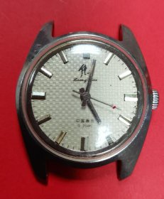 南京钟山牌机械手表，记忆着南京城市的发展史，9钻，表把为铜质，走时，需洗油