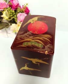 日本明治时期，东京松井號，新都之花实木大漆，金莳绘。盒装百人一首（全套）盒子盖上有一处小磕如图，介意勿拍。外套一老木盒。长14厘米，宽10厘米，高12.5厘米。