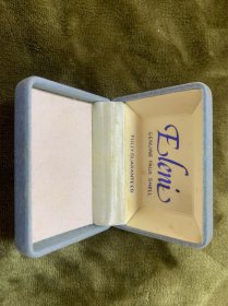 【海外回流  vintage中古】回流中古首饰盒  小年份  很实用  细节可见，内里带金或银色字迹   仔细看好图片，尺寸如图，有瑕疵，介意勿拍，谨慎下单！出售不退！偏远地区邮费联系客服另算！