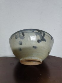 明·婴戏图青花碗，青瓷，包老保真，瓷胎干轻，釉面圆润，发色沉稳，碗内开片纹细腻，这种婴戏图明早期更写实，中后期演变为抽象线条，或为几个点，口径12.5，底径5.5，高6厘米，纯手工造，口不是很圆，碗内底一轻微窑裂，这应该不算坏，无冲无残，完整不坏，高古瓷有收藏价值！