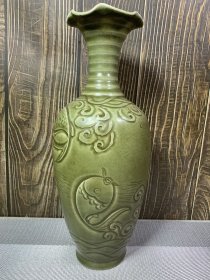 龙泉窑刻画花卉纹花口瓶