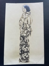 民国欧美女影星身穿东方服饰银盐照片。长13.5厘米，宽8.5厘米。