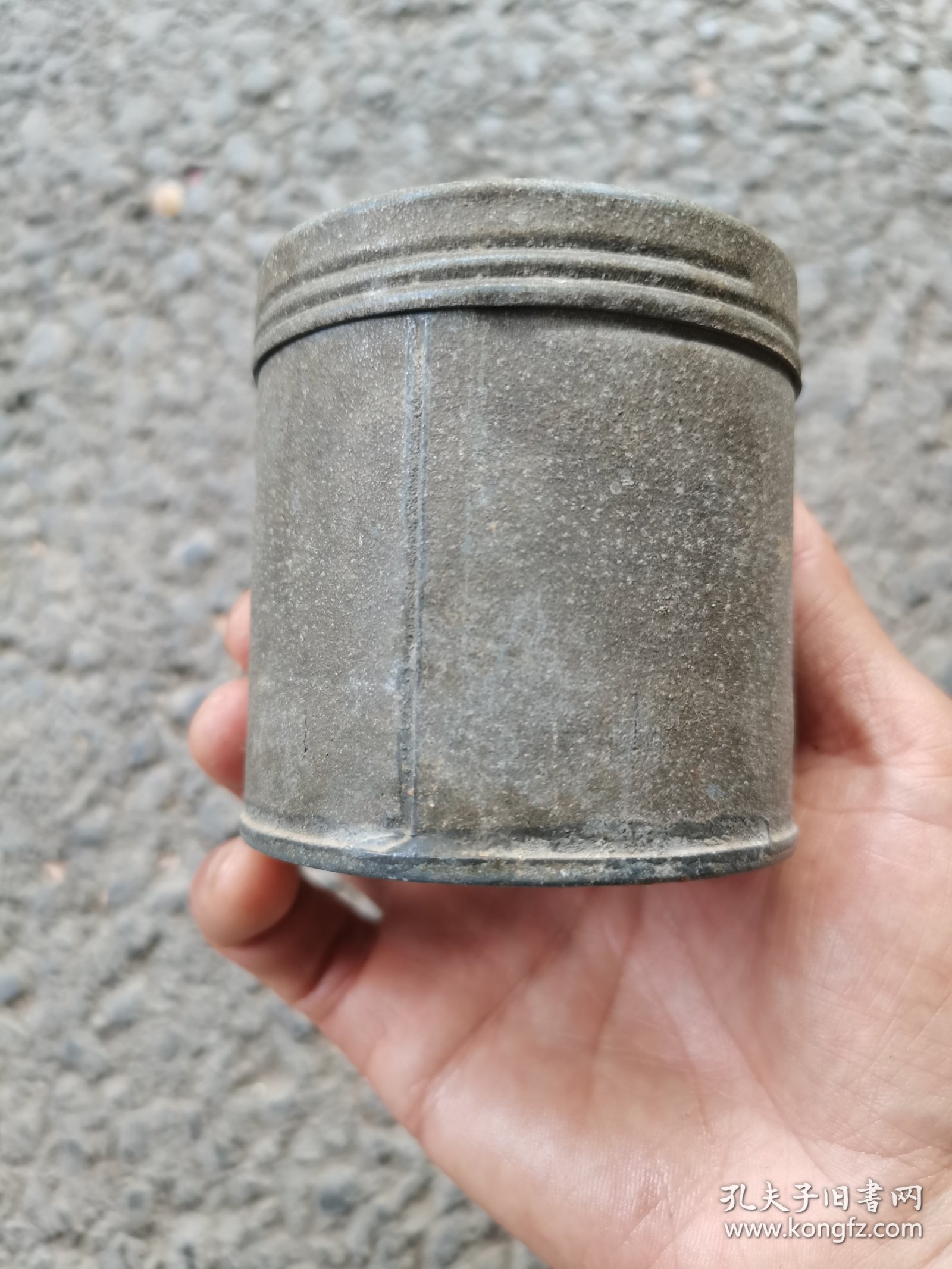 茶文化茶叶罐老锡器锡筒锡粉盒民俗老物件，品相完整，表面有轻微旧痕但无损伤。这个老锡器可能是用来存茶叶或香料的，也有可能是装饰用的粉盒。适合喜欢茶文化或老物件收藏的朋友。照片实拍，所见即所得。喜欢的朋友可以拍走。