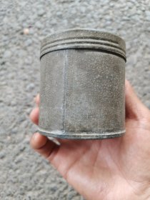 茶文化茶叶罐老锡器锡筒锡粉盒民俗老物件，品相完整，表面有轻微旧痕但无损伤。这个老锡器可能是用来存茶叶或香料的，也有可能是装饰用的粉盒。适合喜欢茶文化或老物件收藏的朋友。照片实拍，所见即所得。喜欢的朋友可以拍走。