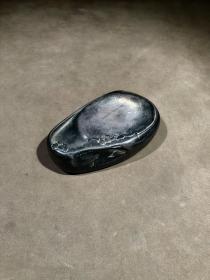 端砚，砚雕葡萄寓意子孙满堂，一本万利。砚堂火捺，玫瑰籽，蕉叶白。砚背落款：潘亦隽。砚形小巧精致，包浆厚重，质地细腻。砚长12.3厘米，宽7厘米，厚3厘米。