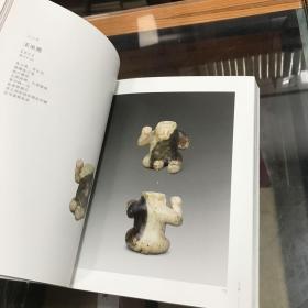 玉之器 收录了观复博物馆收藏的200余件玉器，藏品的年代跨越西周至清代的二千多年历史，这段漫长的玉器史，成为中华民族灿烂文化的重要组成部分，同时也是世界文化艺术宝库的珍贵遗产。