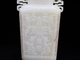 和田玉花卉瓶高21厘米.宽9.3厘米.厚4.6厘米.重568克