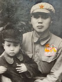 50年代初中国人民解放军着50式军装佩戴华北解放胜利纪念章、解放西南胜利纪念章等四枚勋章手工上色照片