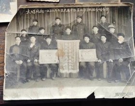 1959年太媒北处年度先进单位装卸队第九组照片，政治挂帅思想红装卸工作打先锋