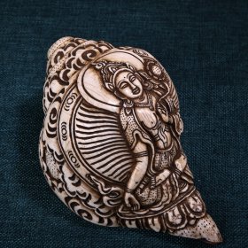 尼泊尔 西藏工艺纯天然右旋海螺藏传工艺高浮雕刻《白度母》藏传佛像右旋法螺 工艺精湛 器型精美 重670克 高8.5厘米 长 18厘米 003960