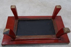 楠木朱红漆文房几，做工精致简洁，面板部分漆皮脱落，年代感十足，牢固无松动，尺寸如图