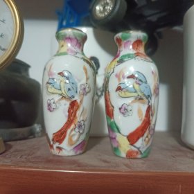 淄博陶瓷手绘小花瓶。