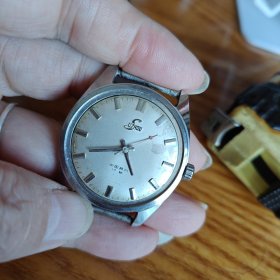 1973年成立苏州手表厂，1985年定名苏州手表总厂，2003年破产 完美融合近百年奢华