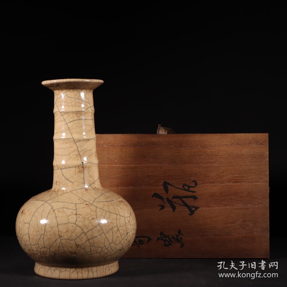 点击查看原图 旧藏宋代哥窑“乾隆御题”弦纹瓶