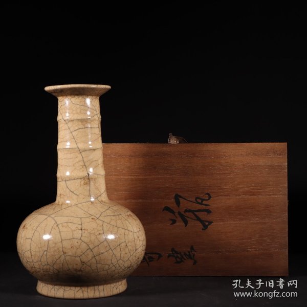 旧藏宋代哥窑“乾隆御题”弦纹瓶