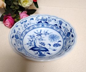 前畑陶器（库山窑母公司）出品。高级骨瓷。梅森同款，皇家之花，蓝洋葱深钵。直径17厘米，高5厘米。