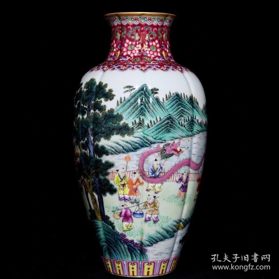 雍正粉彩百子闹春图瓜棱瓶高31.8cm直径18cm，