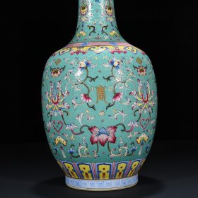 清乾隆松石绿地轧道粉彩花卉纹瓶 37*15厘米