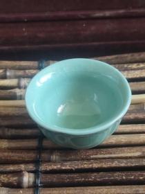 汝窑青瓷开片梅花茶盏一只，有微磕，没掉茬