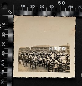 1952年华东纺织工学院学生在广场聚餐，场景奇特