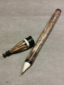仿宋伞帽笔，兼毫鸡距笔，未使用，峰长2.3，直径1厘米，适合中小楷，写经毛笔。梅鹿竹笔杆，但笔杆有一道裂，见最后一图。特价180元