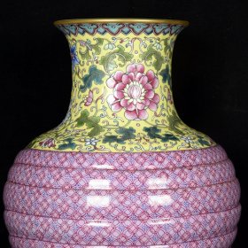 清乾隆黄地珐琅彩描金缠枝花纹包袱瓶 高35.5厘米 直径21厘米